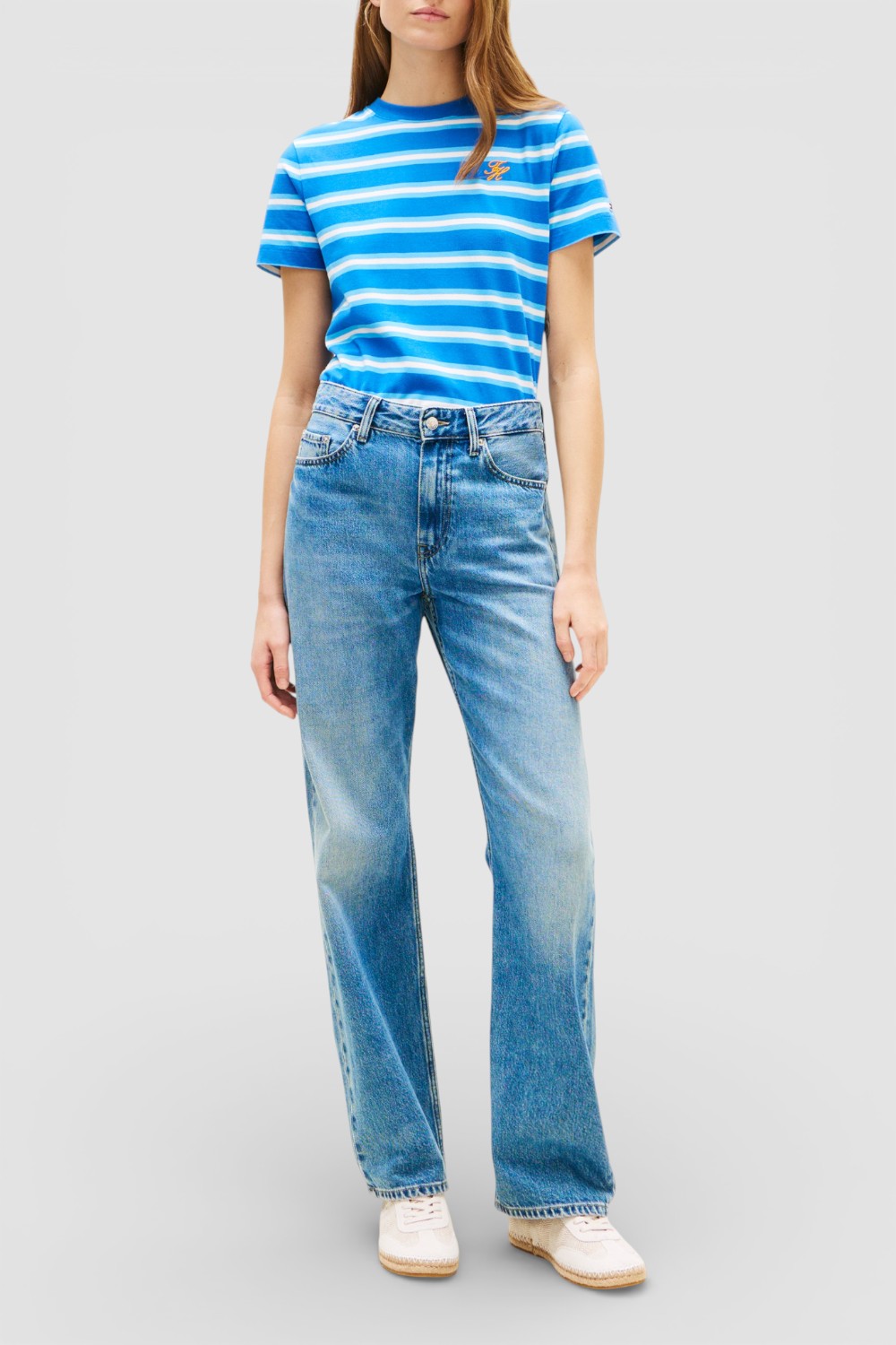 תמונת כל הלוק של חולצת טי